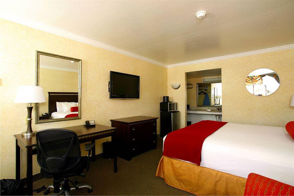 Hotel Tempe/Phoenix Airport Innsuites Hotel & Suites Экстерьер фото